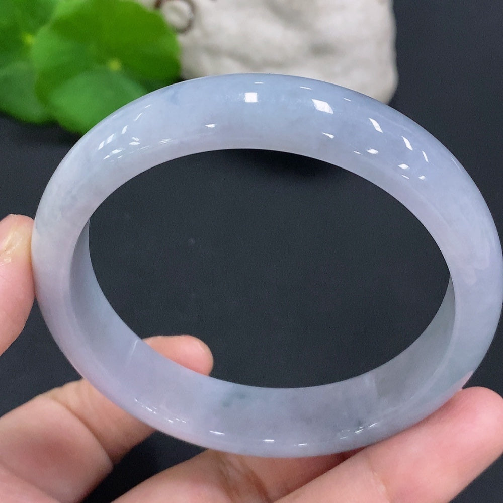 F29390698 Jadeite bracelet with a 57.8mm circumference. Total weight: 54.3g