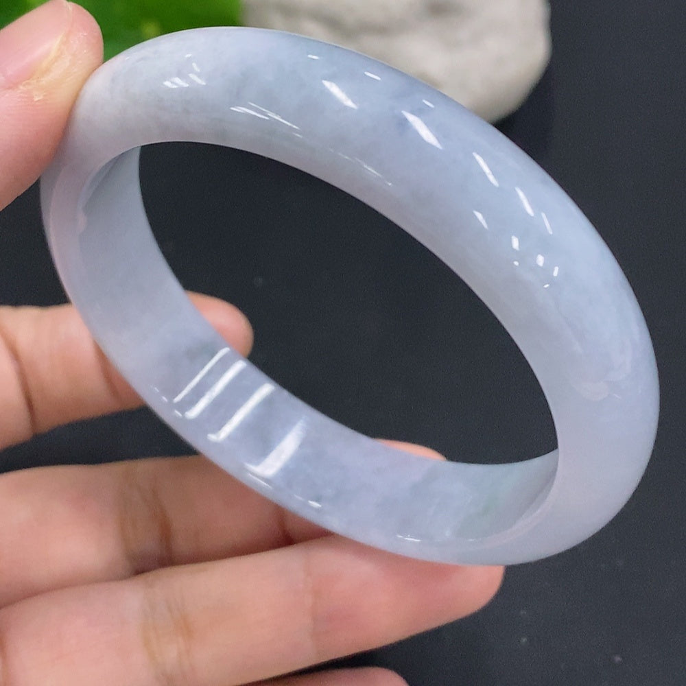 F29390698 Jadeite bracelet with a 57.8mm circumference. Total weight: 54.3g