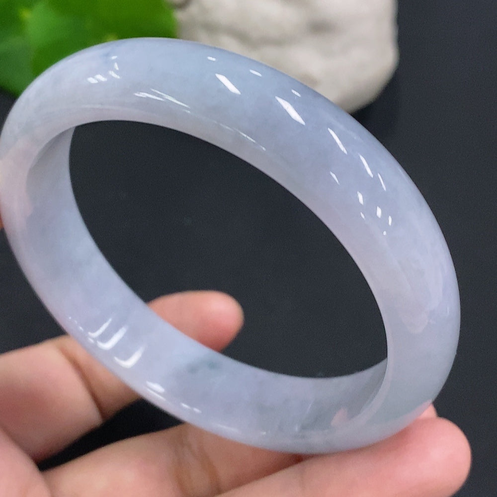 F29390698 Jadeite bracelet with a 57.8mm circumference. Total weight: 54.3g