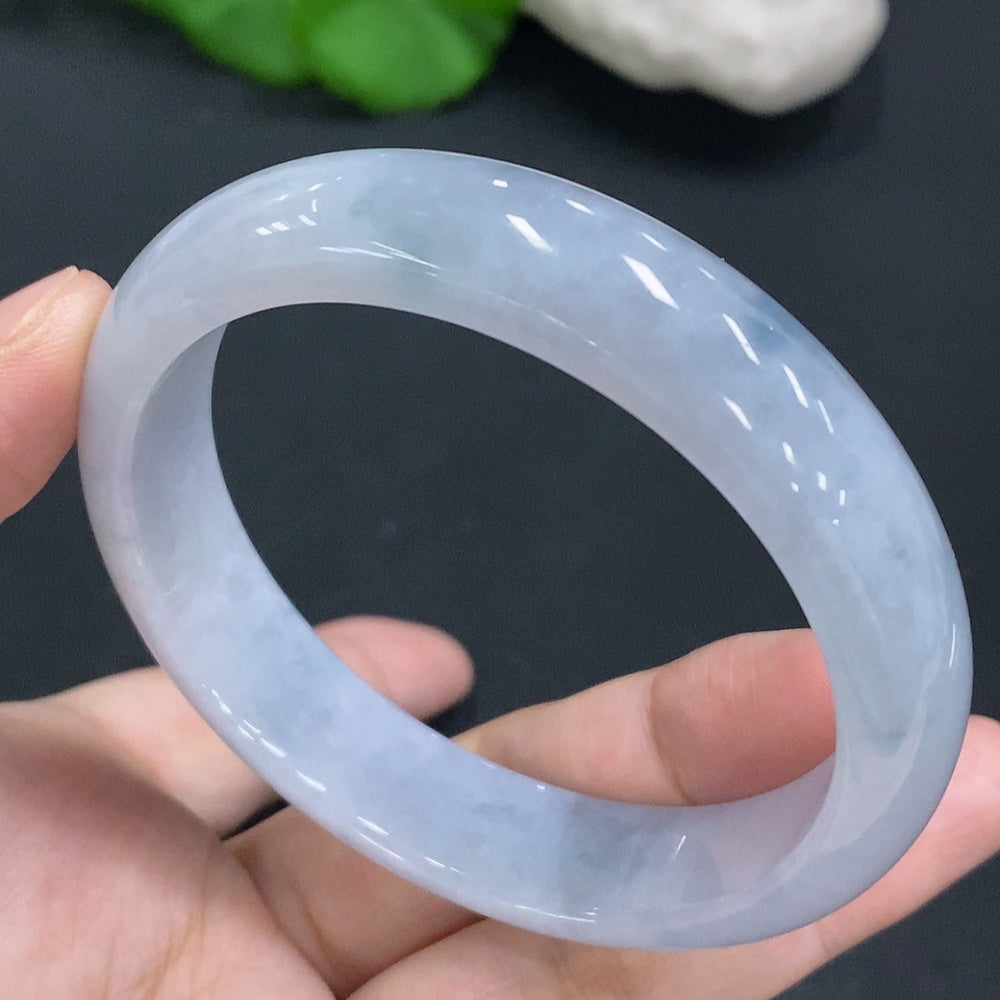 F29390698 Jadeite bracelet with a 57.8mm circumference. Total weight: 54.3g