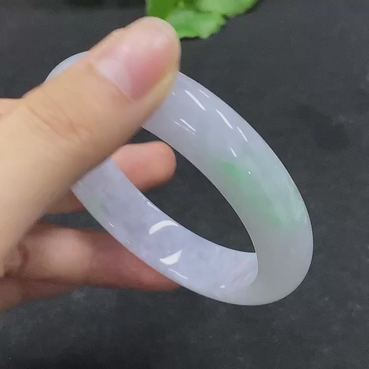 F30549965 Jadeite bracelet with a 53.6mm circumference. Total weight: 62.03g