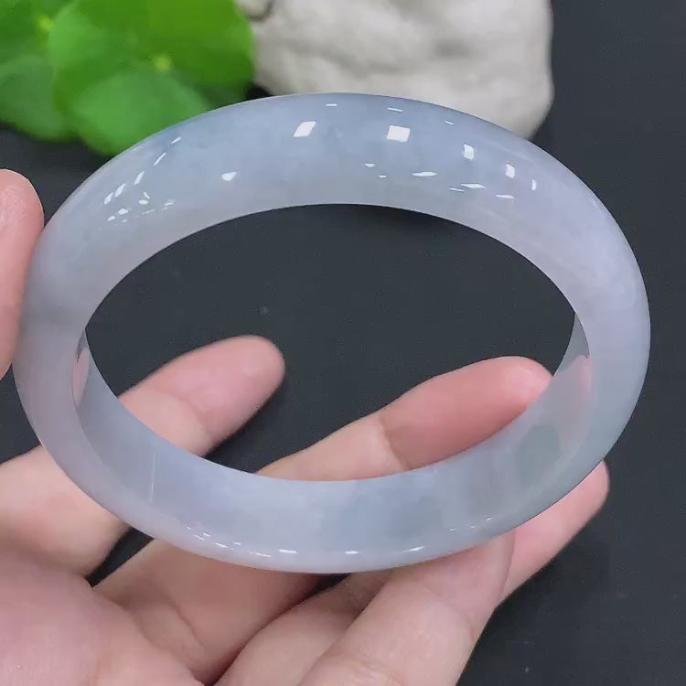 F29390698 Jadeite bracelet with a 57.8mm circumference. Total weight: 54.3g