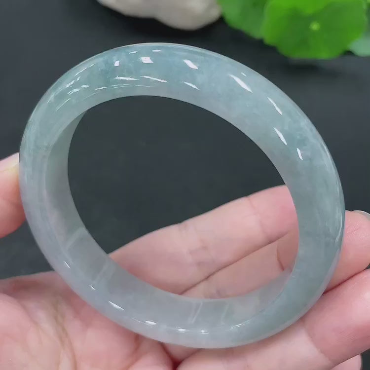 F26025832 Jadeite bracelet, 55.2mm circumference, total weight approximately 55.1g